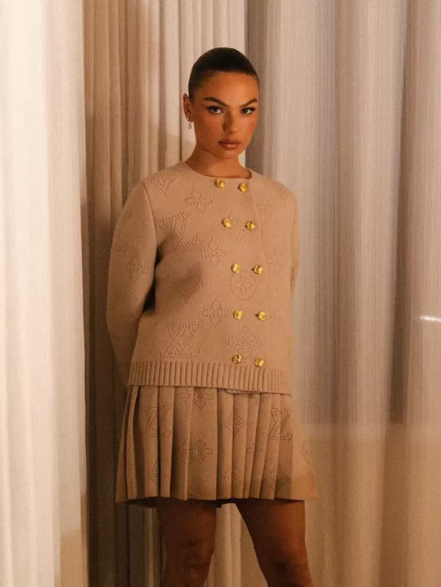 Isis Valverde divulga fotos com belo look da Louis Vuitton
