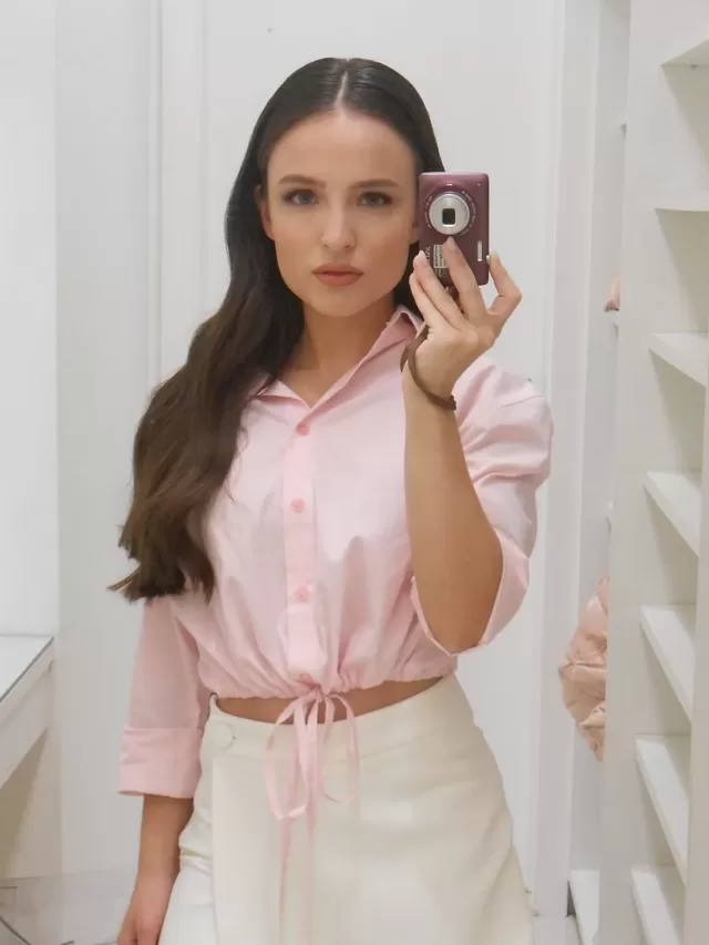 Larissa Manoela divulga álbum de fotos com look casual